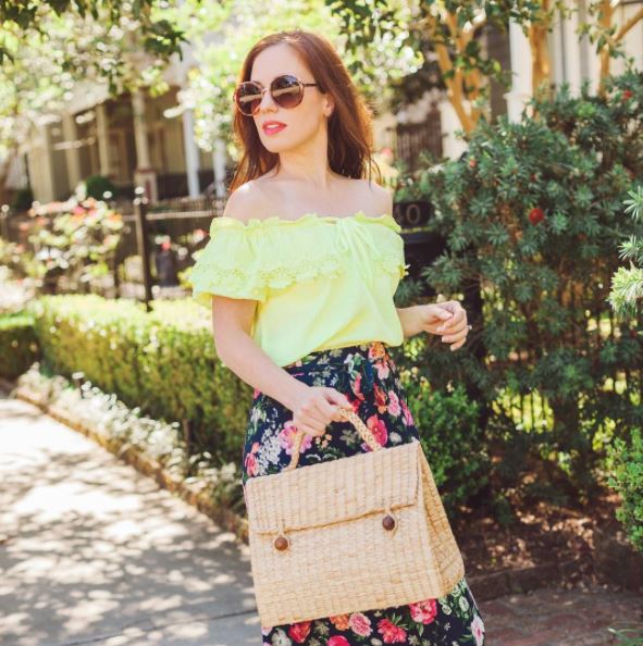 Going out and carry nicely triangle straw bag